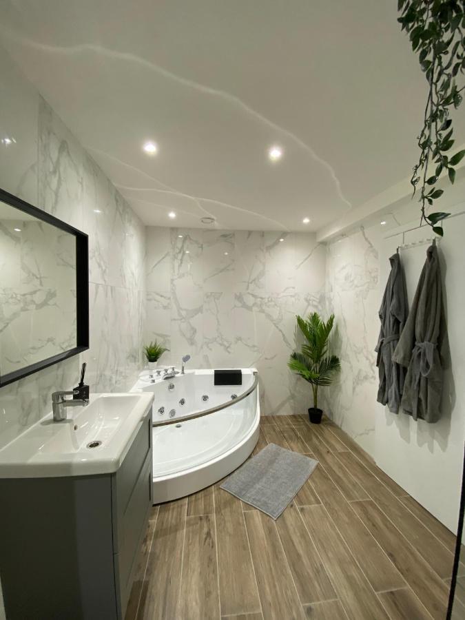 Capsule Groovy-Jacuzzi-Sauna-Billard-Netflix- Nintendo Switch & Jeux 몽스 외부 사진