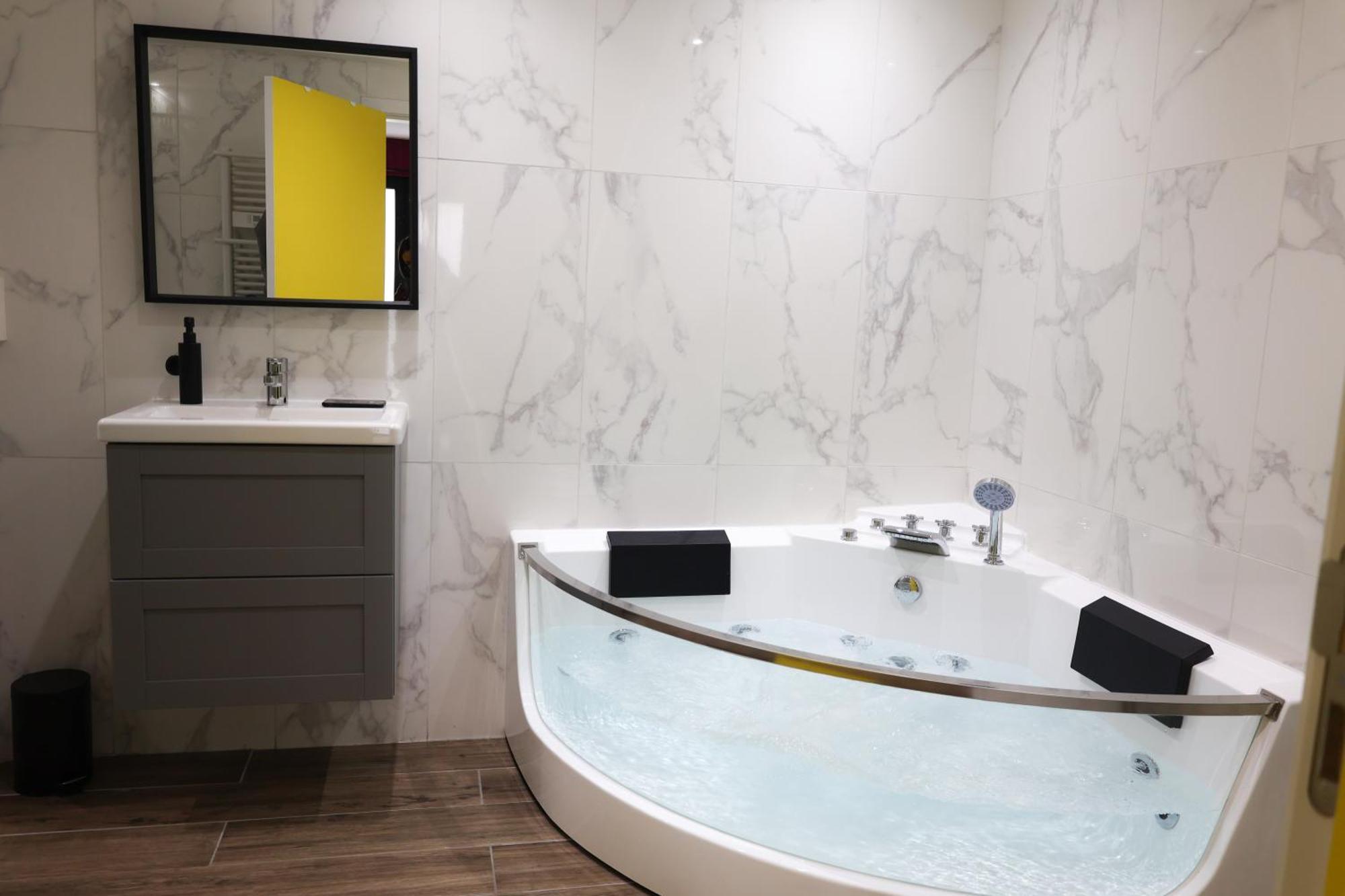 Capsule Groovy-Jacuzzi-Sauna-Billard-Netflix- Nintendo Switch & Jeux 몽스 외부 사진
